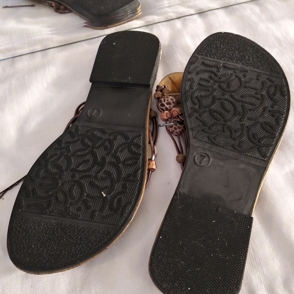 Pair of size 7 sandals by 365 fifth - Picture 5 of 5